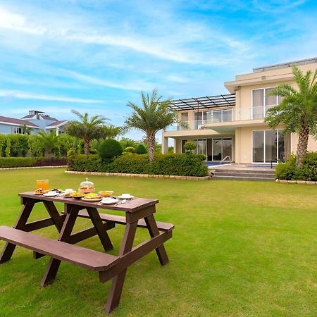 Stayvista At Blanc Belle With Outdoor Pool Sohna Exteriör bild