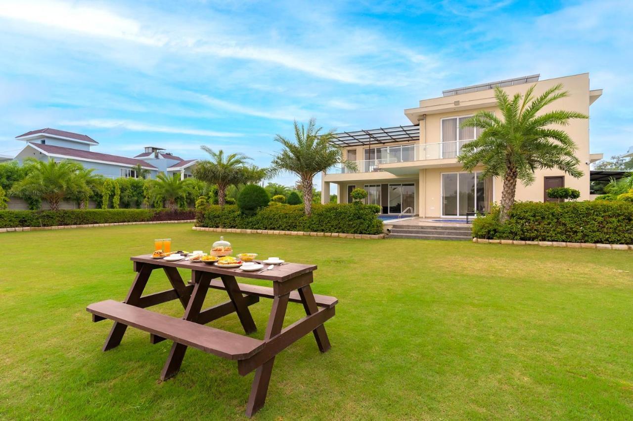 Stayvista At Blanc Belle With Outdoor Pool Sohna Exteriör bild
