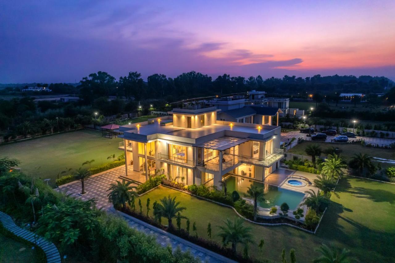Stayvista At Blanc Belle With Outdoor Pool Sohna Exteriör bild