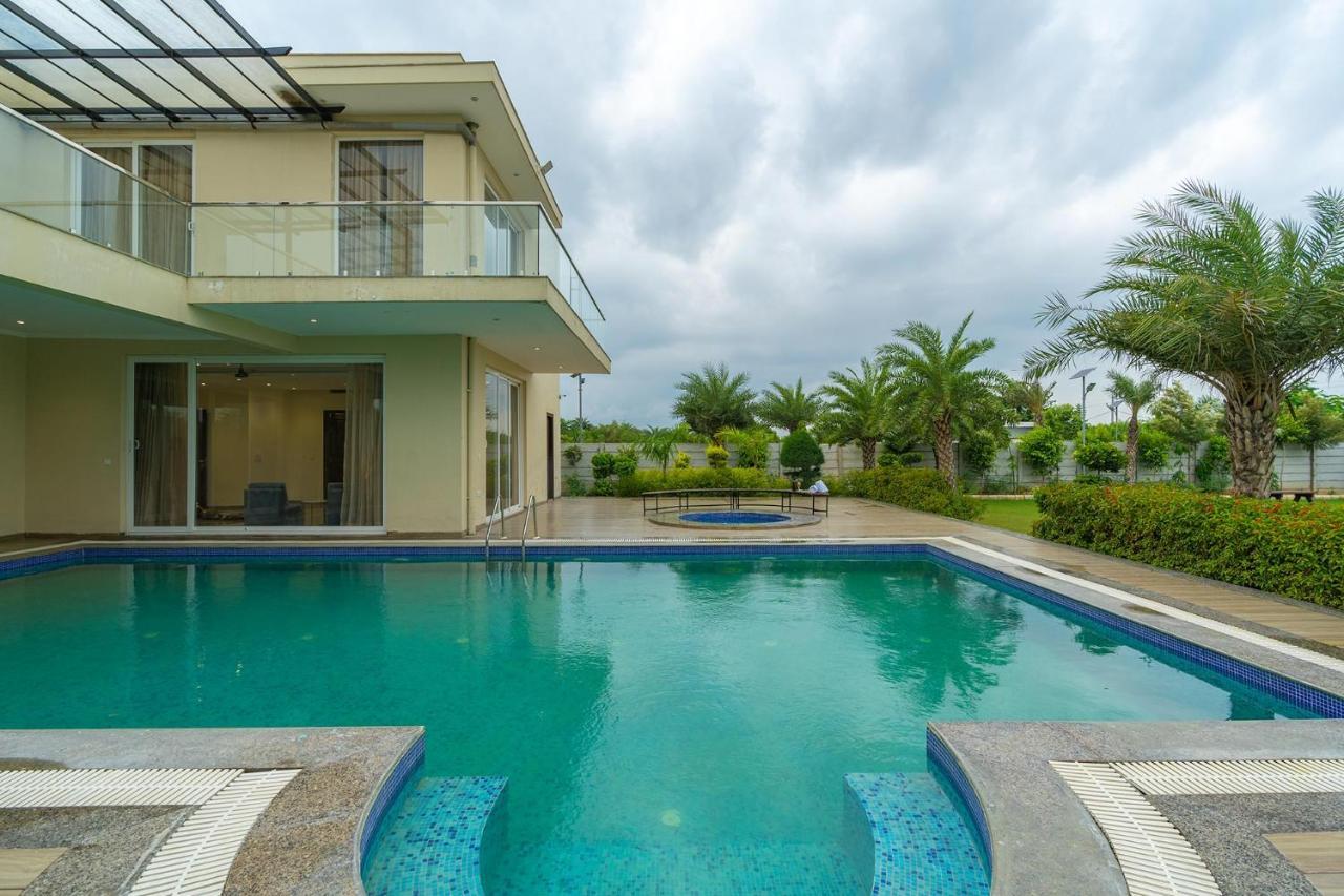Stayvista At Blanc Belle With Outdoor Pool Sohna Exteriör bild
