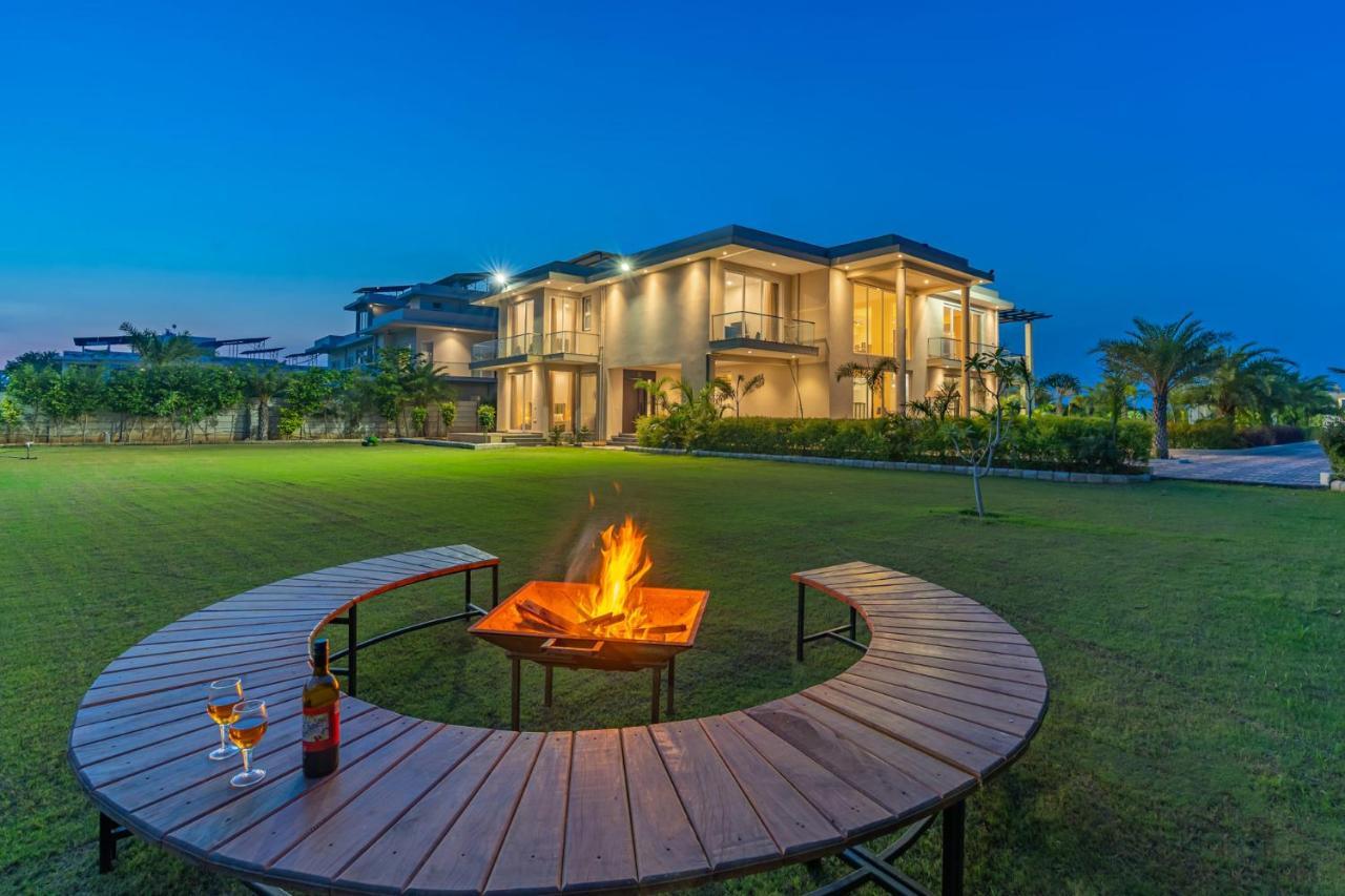 Stayvista At Blanc Belle With Outdoor Pool Sohna Exteriör bild